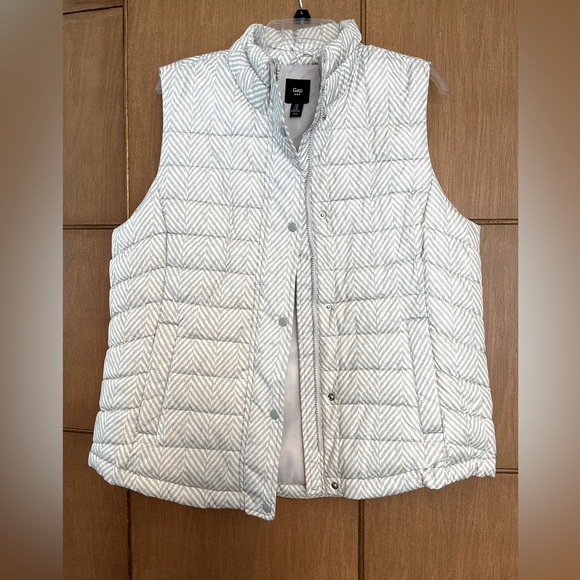 GAP Jackets & Blazers - GAP Gray Puffer Vest Size XL